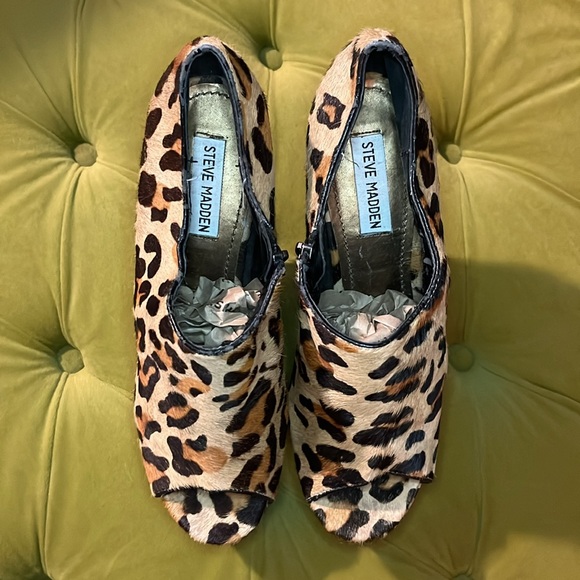 Steve Madden Leopard Print Peep Toe Platform Wedges - Picture 2 of 3